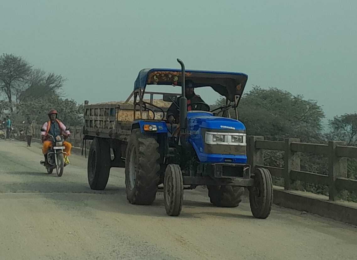 Seraikela Kharsawan News : ईचागढ़ में ट्रैक्टर से बालू की धड़ाधड़ चोरी, प्रशासन नदारद