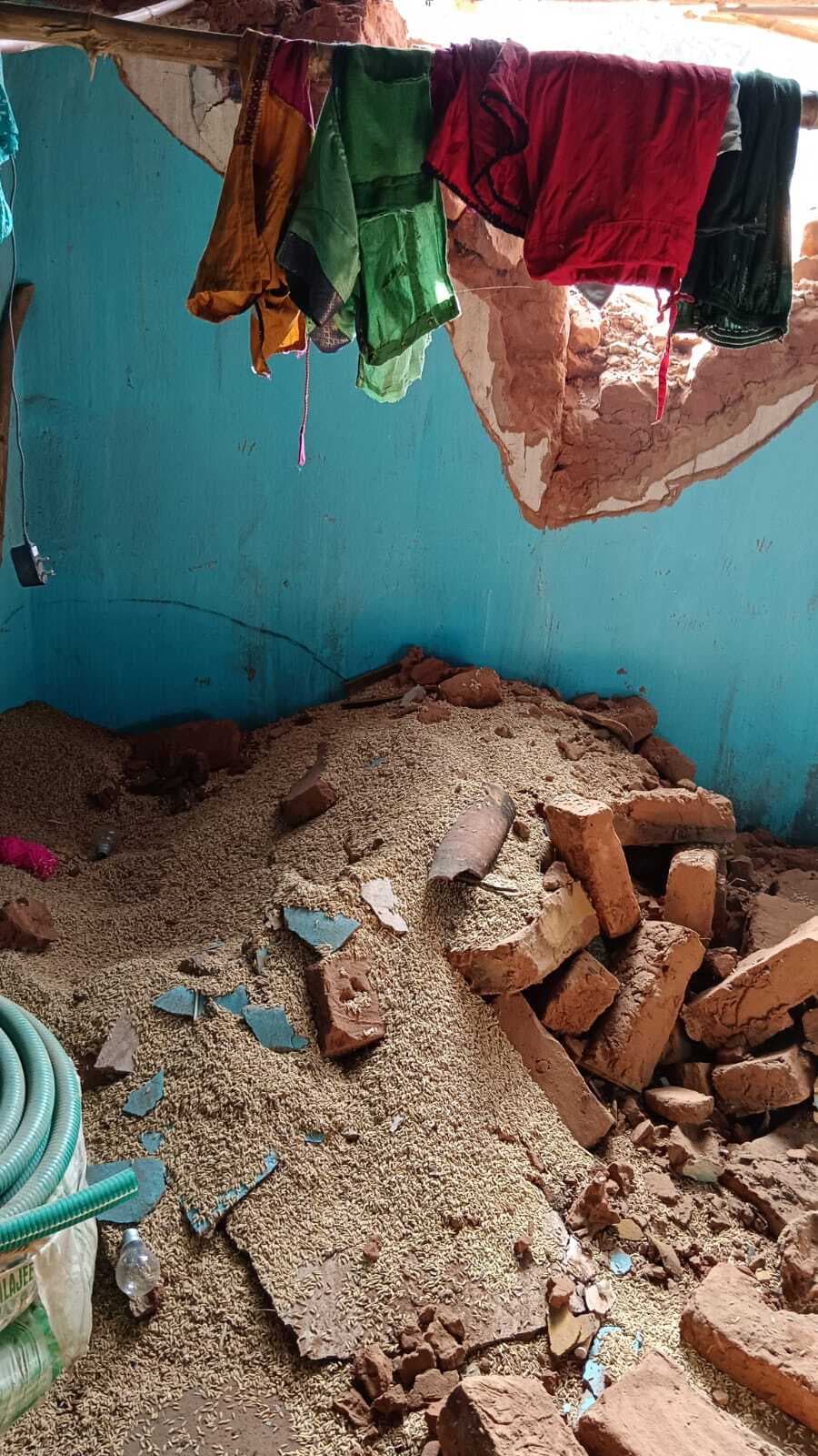 Chaibasa News : हाथी ने घर की दीवार तोड़ 20 क्विंटल धान खाया