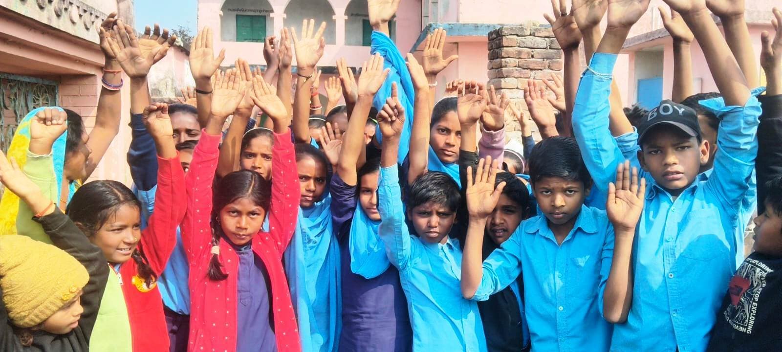 Bhagalpur news परिभ्रमण से लौटे बच्चे भूखे, आक्रोशित परिजनों ने की तालाबंदी