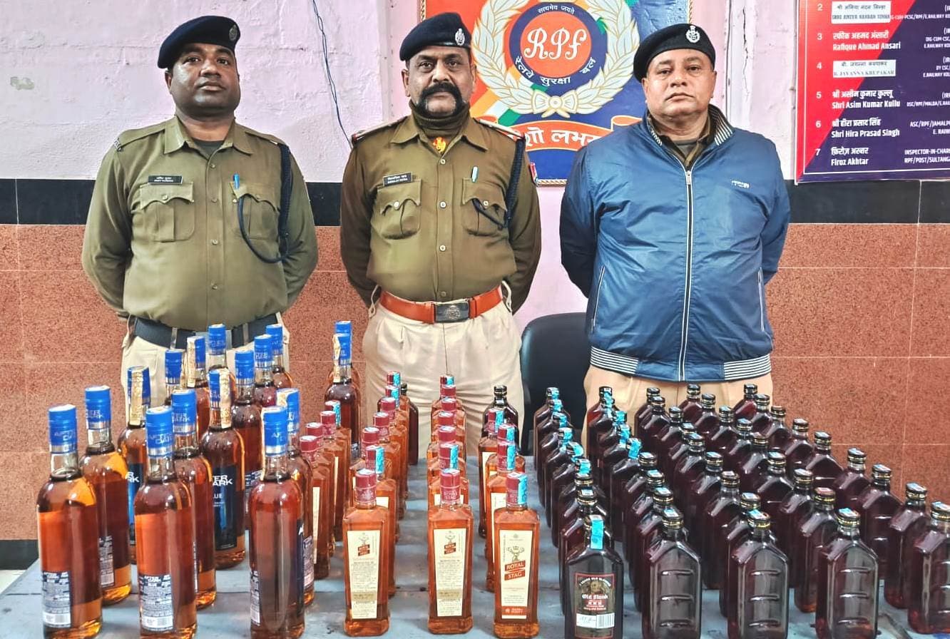 Bhagalpur news स्टेशन पर लावारिस तीन झोले से विदेशी शराब की बड़ी खेप बरामद