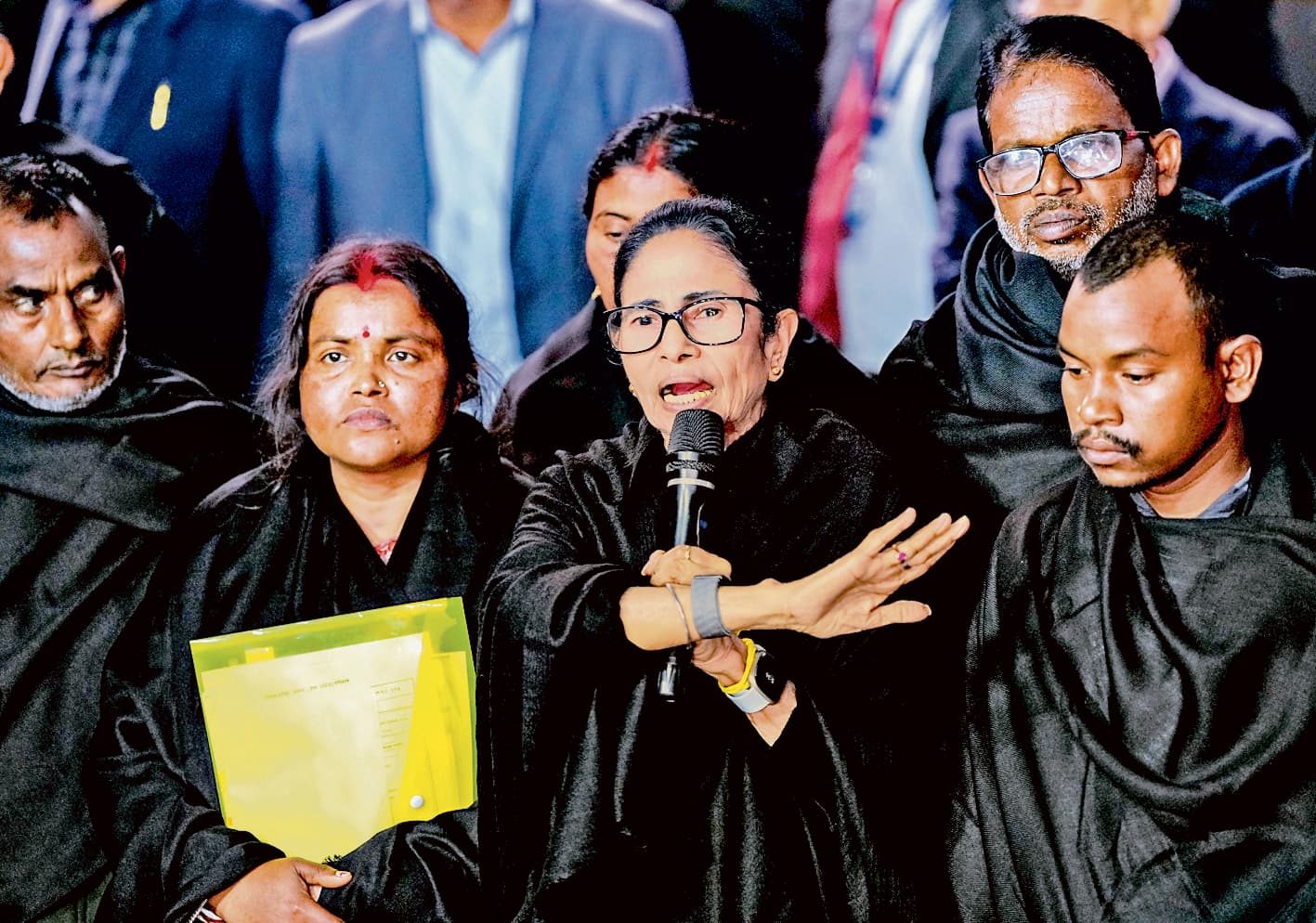 मुख्य चुनाव आयुक्त के साथ बैठक बीच में छोड़कर बाहर आ गयीं ममता