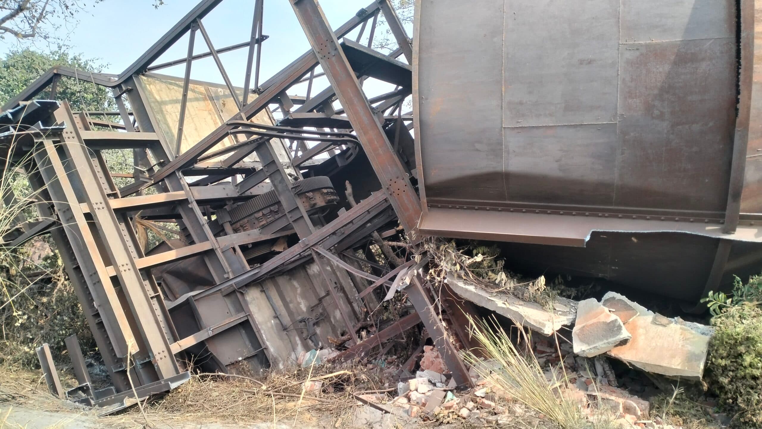 Dhanbad News: बंद बालू बैंकर का लोहा काट रहे अपराधियों को पुलिस व सीआइएसएफ ने खदेड़ा