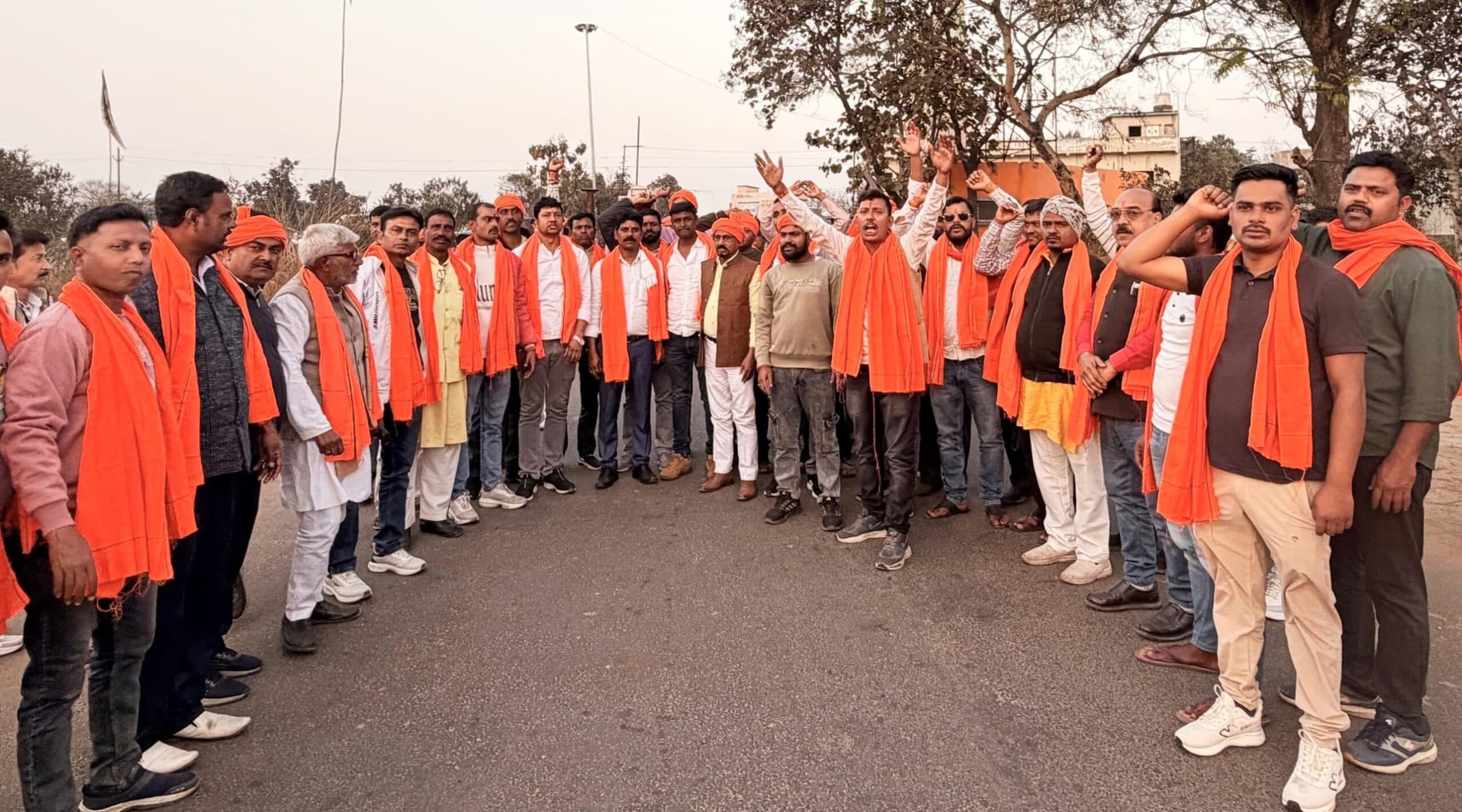 Dhanbad News: महुदा में सवर्ण एकता मंच की आक्रोश सभा