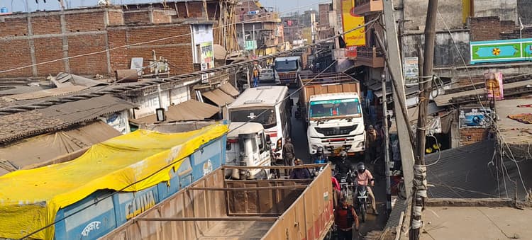 बालू लदे दो हाइवा व एक ट्रक जब्त, प्राथमिकी