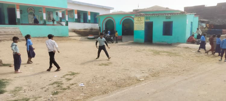 71 वर्ष बाद भी पसाई विद्यालय का अपना बाउंड्रीवाॅल नहीं, हादसे का डर