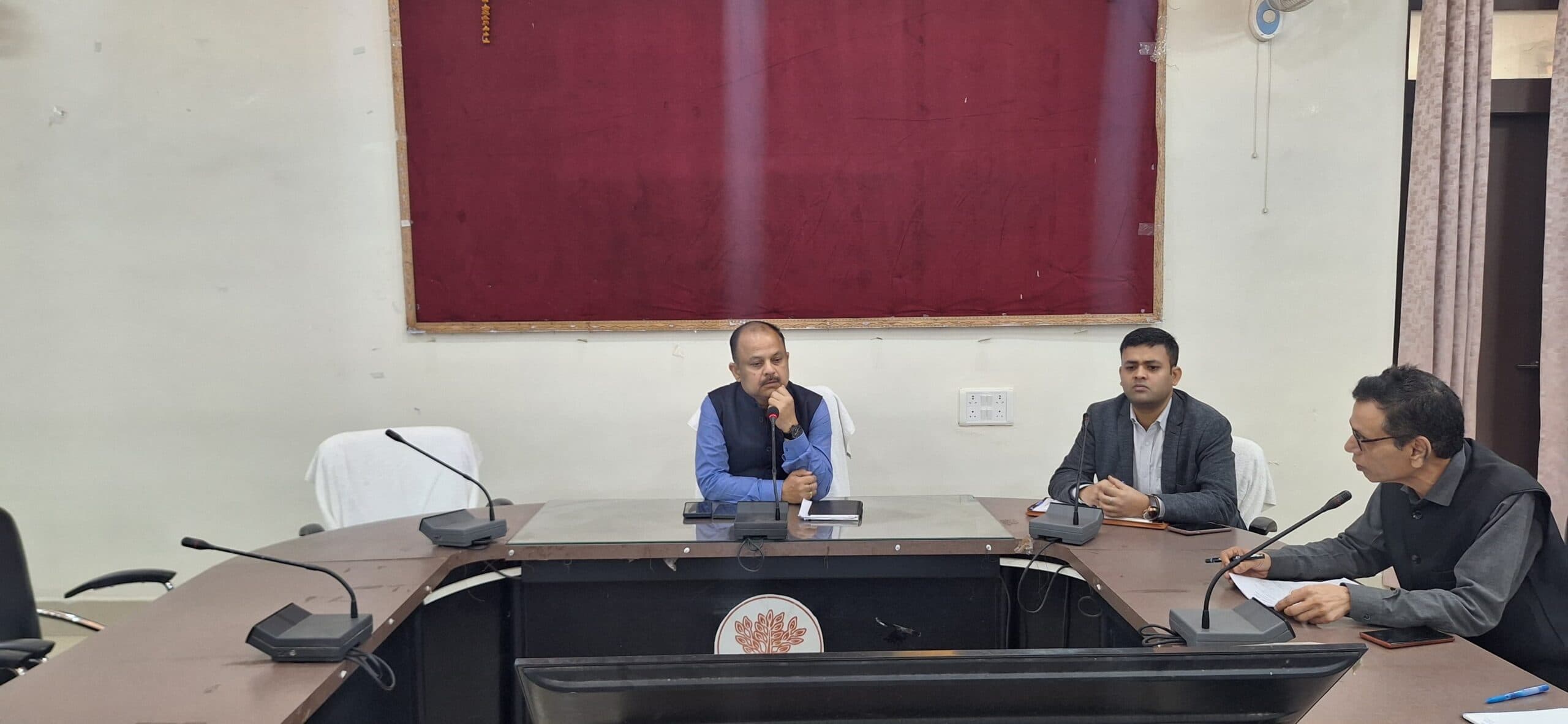 संतोषप्रद जवाब नहीं देने पर पशुपालन चिकित्सक से पूछा स्पष्टीकरण