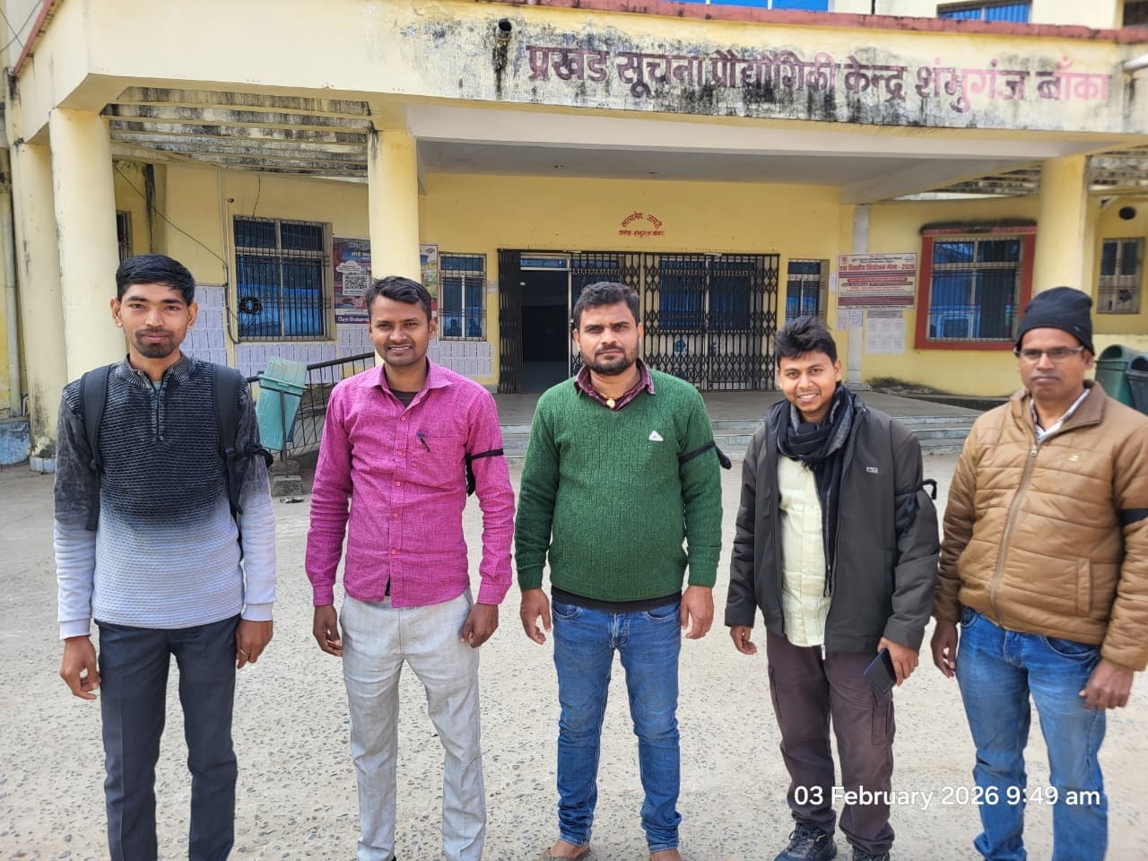 11 सूत्रीय मांगों को ले काला बिल्ला लगाकर कार्य कर रहे राजस्व कर्मचारी