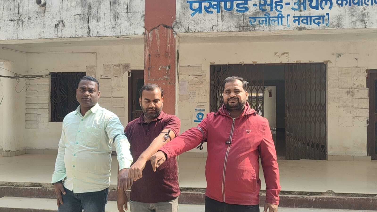 राजस्व कर्मी काली पट्टी लगा कर रहे काम