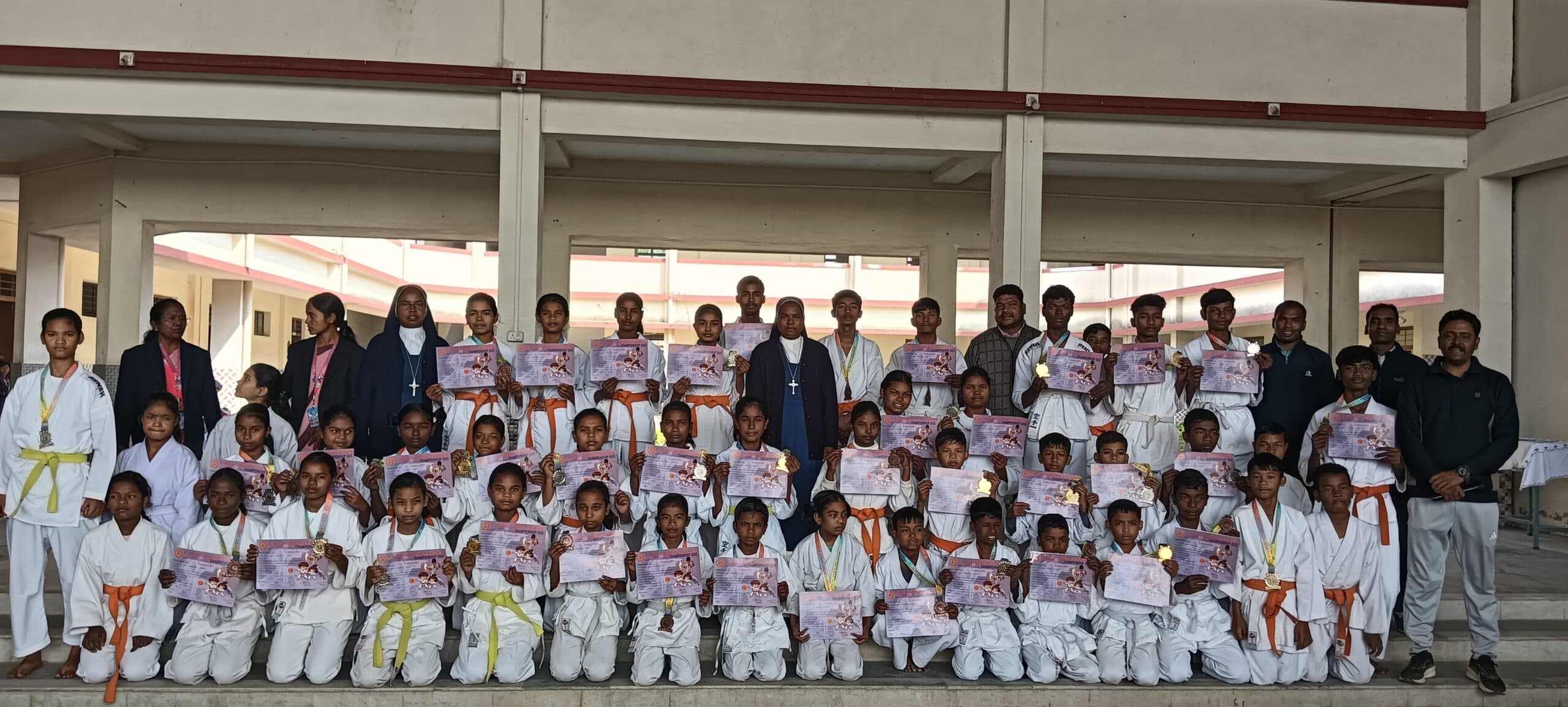 कराटे कैंप में सम्मानित किये गये खिलाड़ी