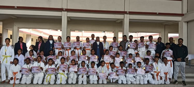 कराटे कैंप में सम्मानित किये गये खिलाड़ी