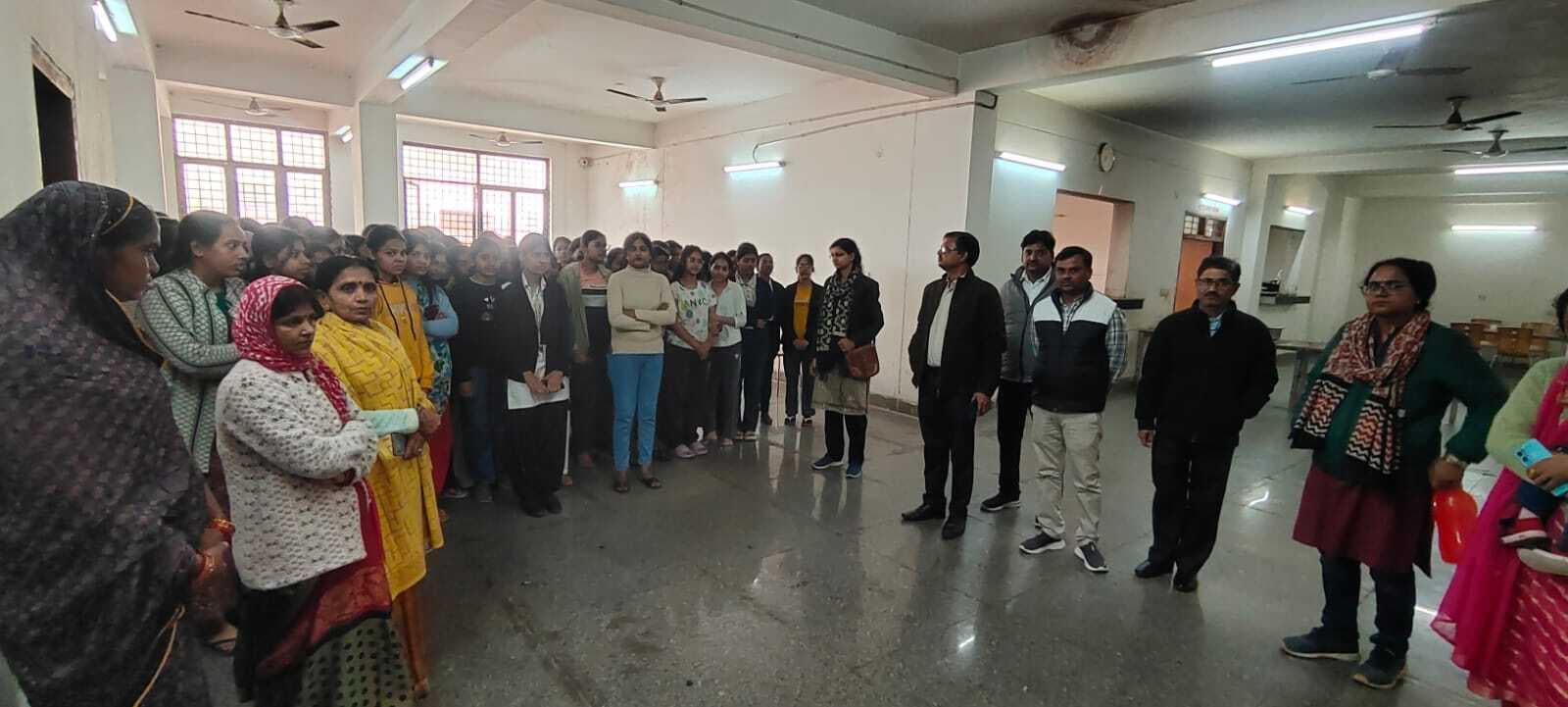 इंजीनियरिंग कॉलेज के हॉस्टल में मिले छात्रा के शव को ले परिजनों ने कॉलेज प्रबंधन व पुलिस पर लगाया सूचना नहीं देने का आरोप