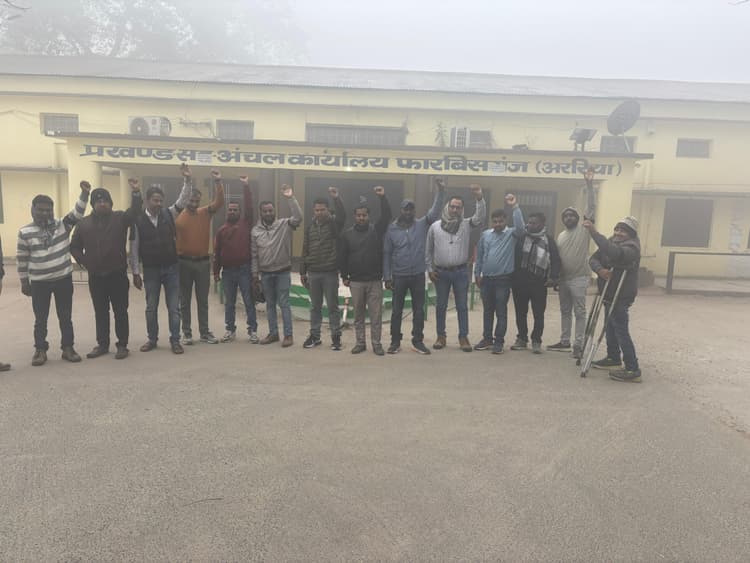 फारबिसगंज प्रखंड में राजस्व कर्मचारियों का काला पट्टी प्रदर्शन