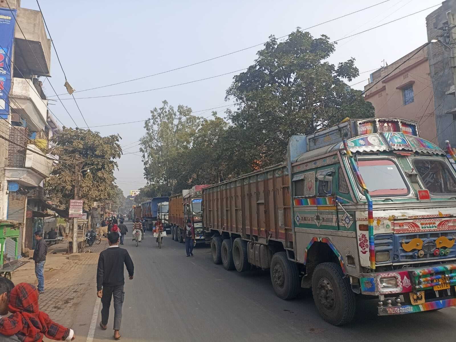 शिवाजी चौक पर बालू लोडेड ट्रक का टूटा गुल्ला, सात घंटे तक लगा रहा जाम