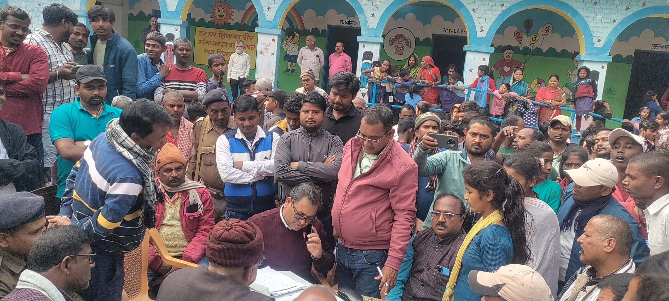 एचएम पर एमडीएम चावल चोरी का आरोप, ग्रामीणों ने किया हंगामा