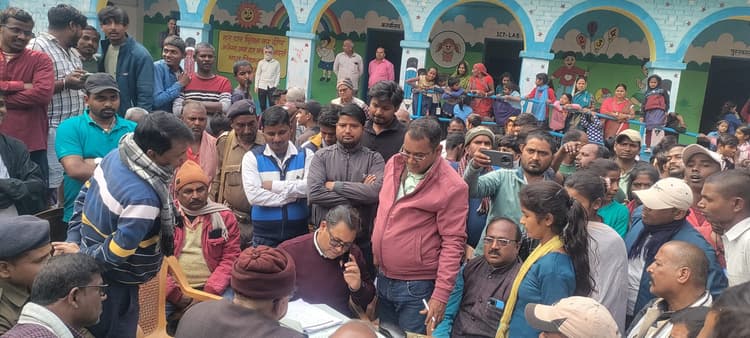 एचएम पर एमडीएम चावल चोरी का आरोप, ग्रामीणों ने किया हंगामा