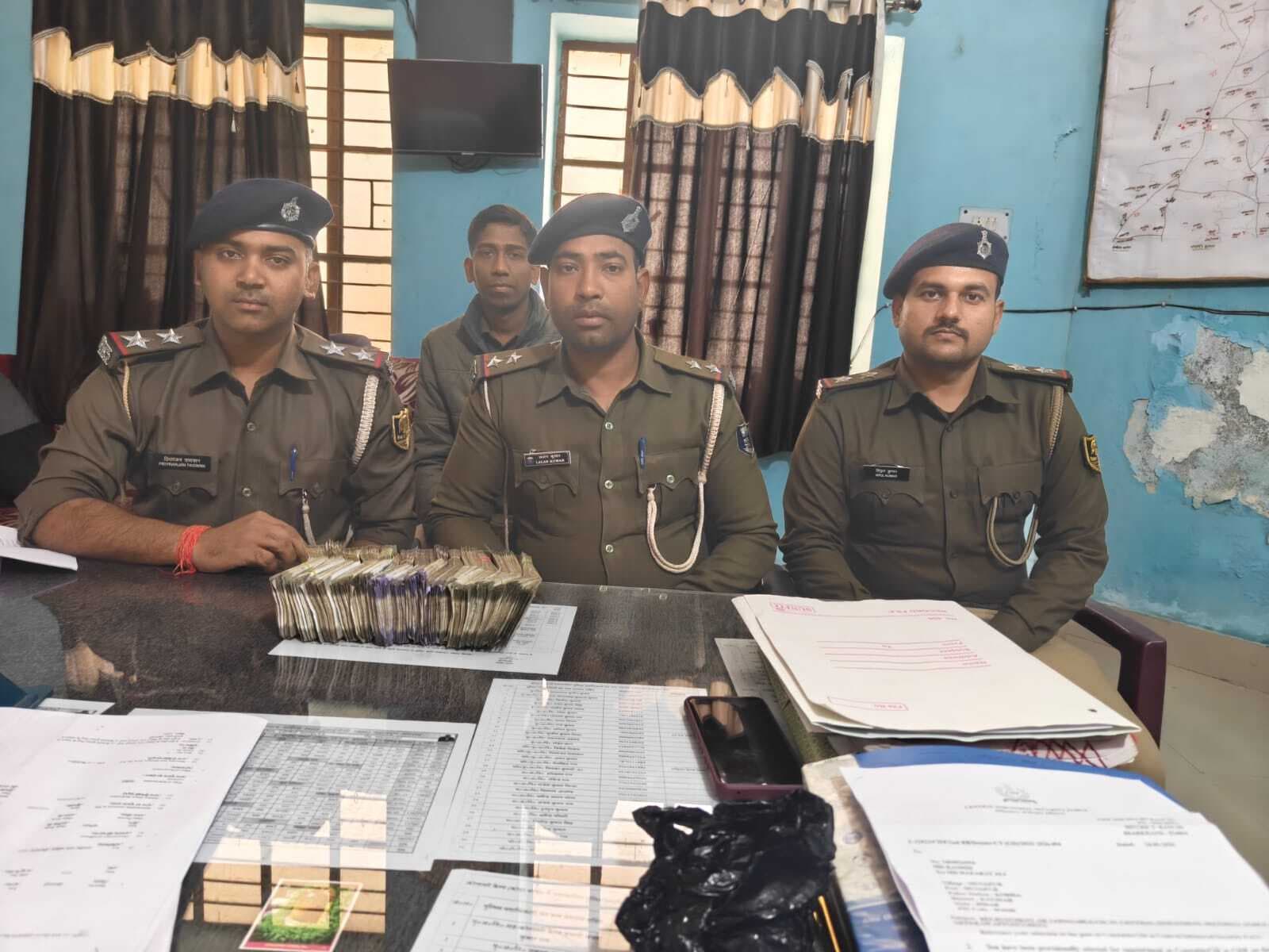 कोढ़ा के जुराबगंज से पांच लाख बरामद कर सीतामढ़ी पुलिस को सौंपा