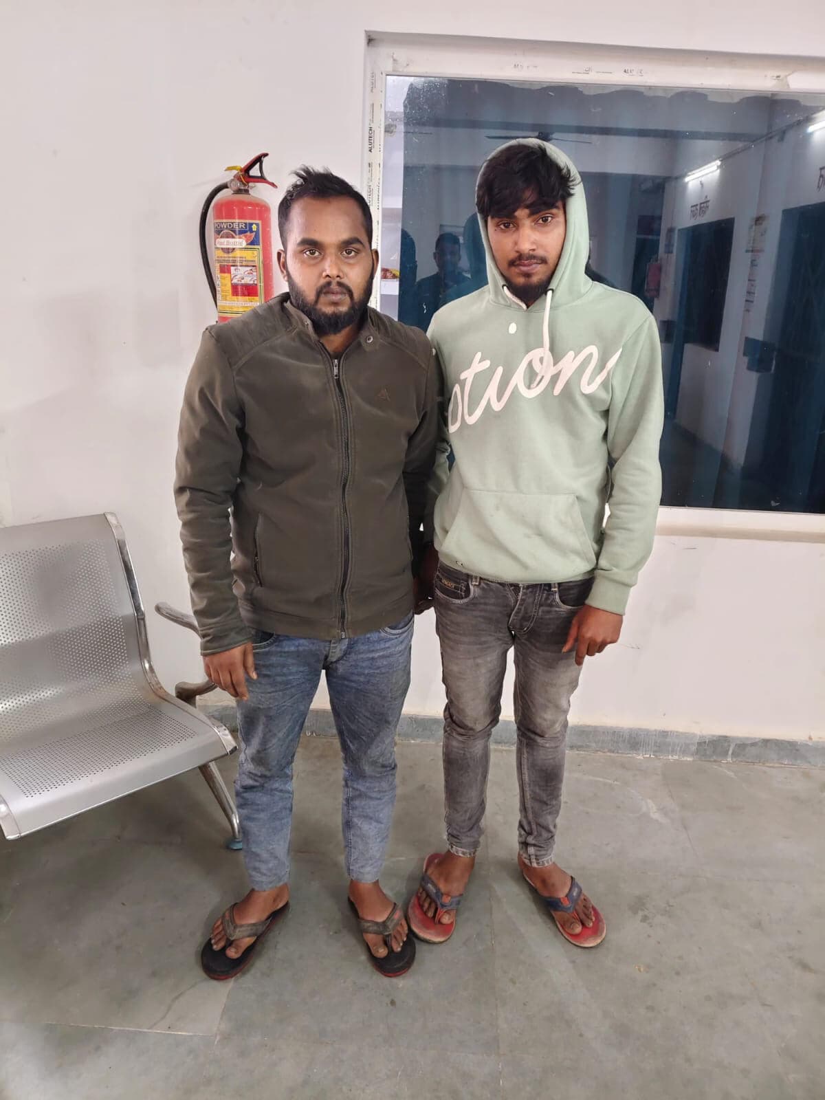 लूटकांड के दो आरोपित गिरफ्तार, बाइक जब्त