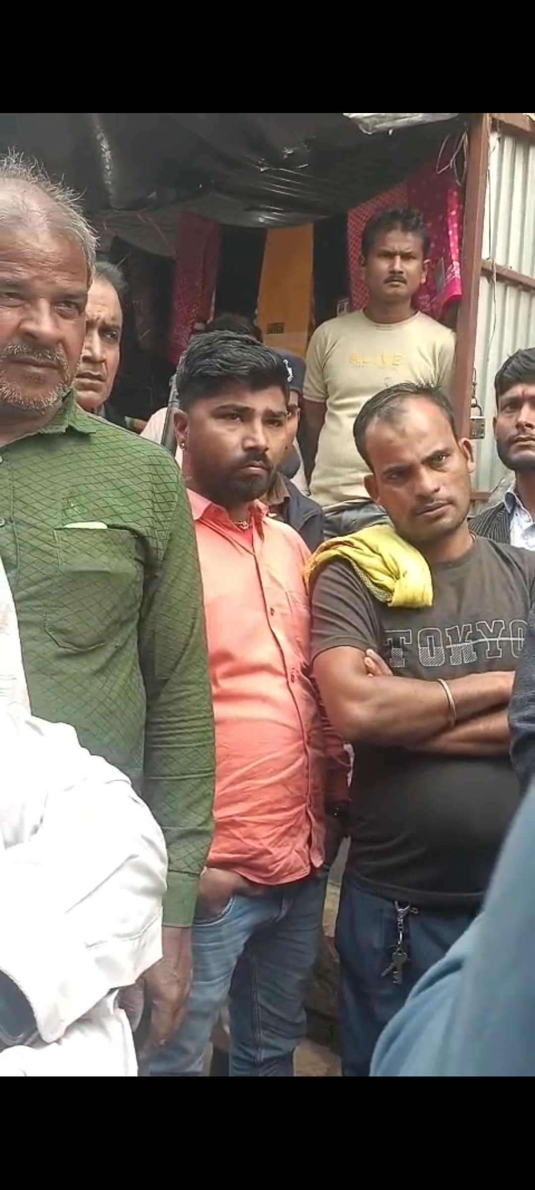 हाट मलिक के नाम पर अवैध वसूली का आरोप, दुकानदारों ने किया हंगामा