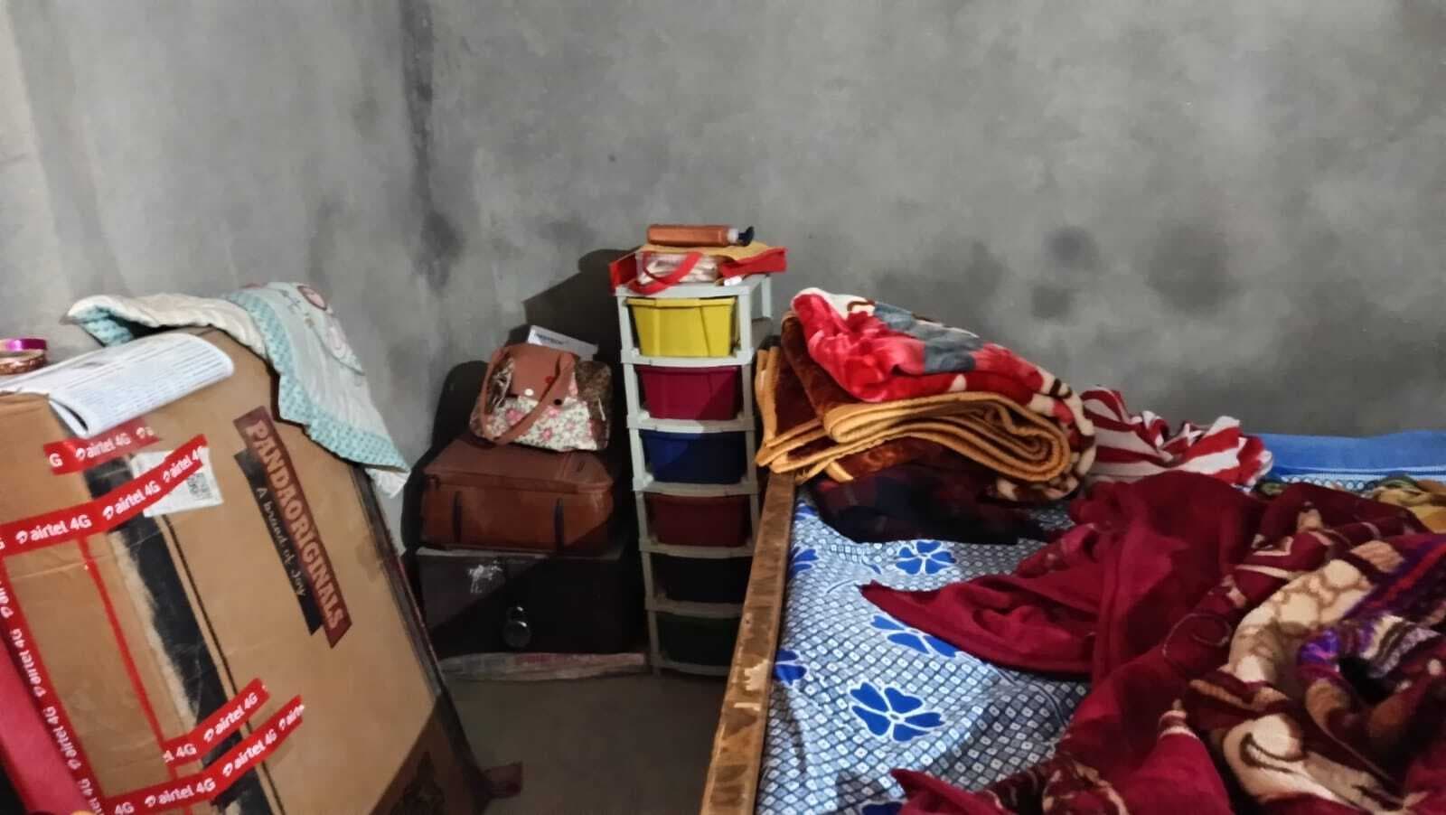 एक ही रात तीन घरों को बनाया निशाना, शोर मचने पर मोबाइल लेकर फरार