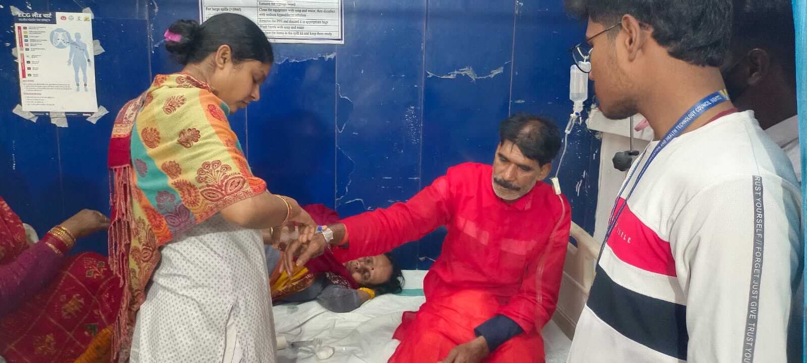 फूड प्वाइजनिंग से तीन कांवरियों की बिगड़ी तबीयत, भर्ती