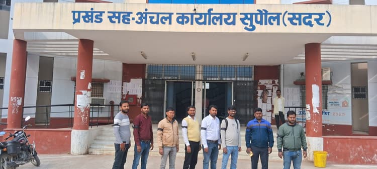 राजस्व कर्मचारियों ने काला पट्टी बांधकर किया काम