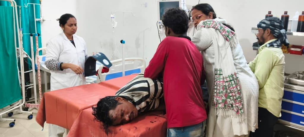 अनियंत्रित होकर नहर के खाई में गिरी ट्रैक्टर, चालक सहित तीन लोग जख्मी