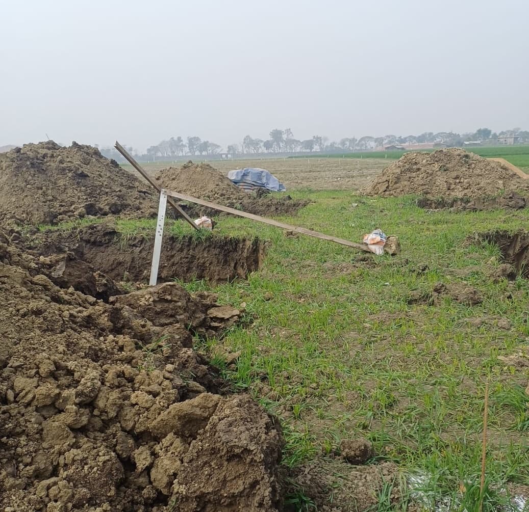 बिना अनुमति निजी जमीन पर लगाया जा बिजली टावर निर्माण