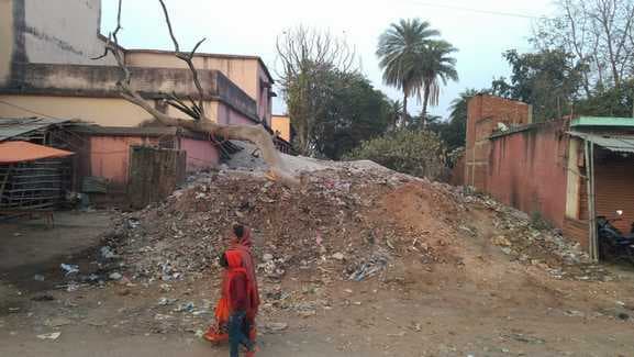 पोड़ैयाहाट सामुदायिक स्वास्थ्य केंद्र के बाहर कचरे ने बढ़ायी परेशानी