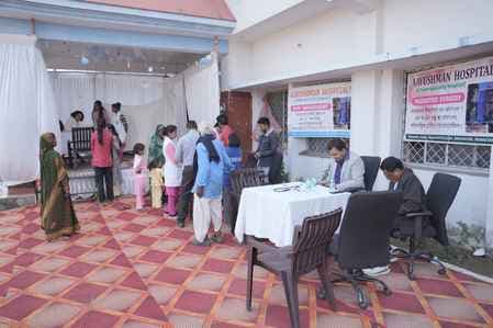 मरीजों की स्वास्थ्य जांच के बाद दी गयी मुफ्त दवा