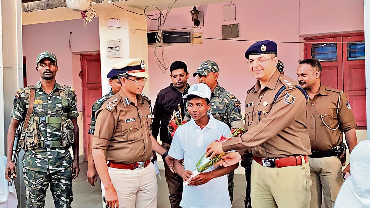 Rourkela News :  नक्सली संगठन सीपीआइ-माओवादी के लोकल गुरिल्ला दस्ते का सदस्य प्रभु ने किया सरेंडर