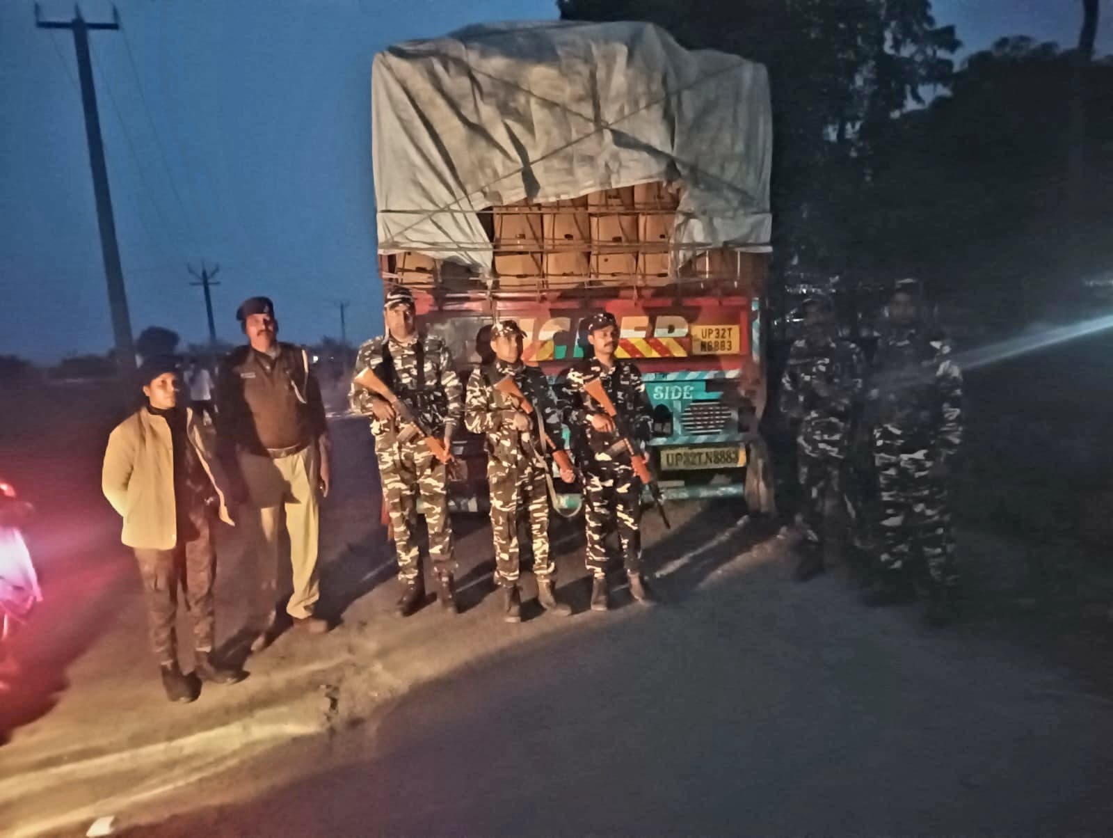 भारत-नेपाल सीमा पर एसएसबी व पुलिस ने ट्रक के साथ 11 टन केला पकड़ा