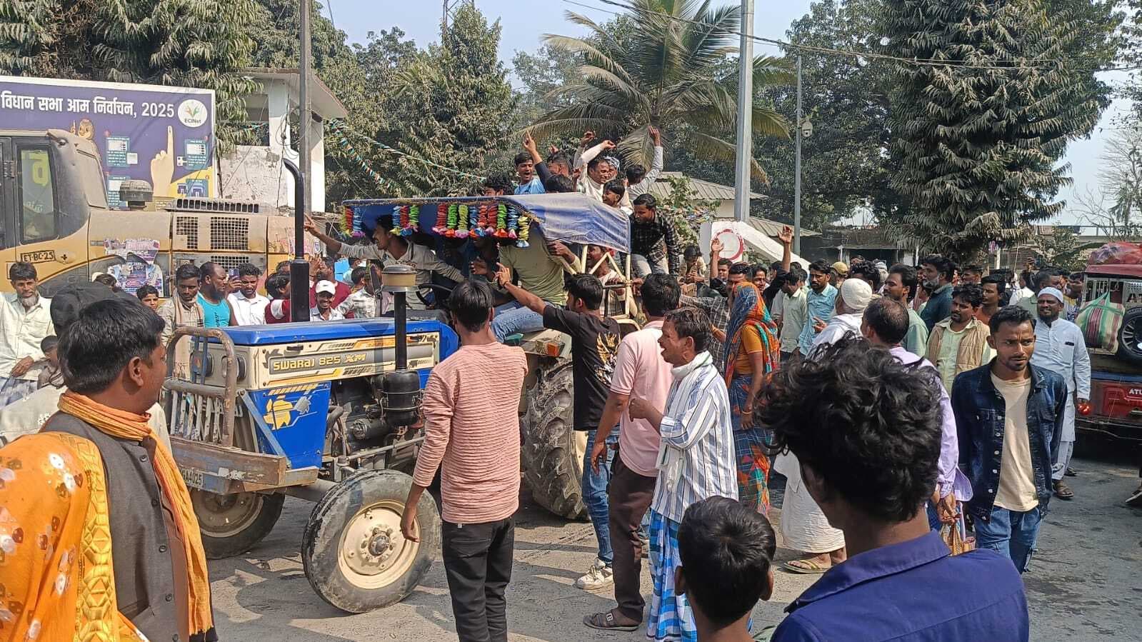 जब्त ट्रैक्टर छुड़ाने के लिए ग्रामीणों ने घेरा थाना