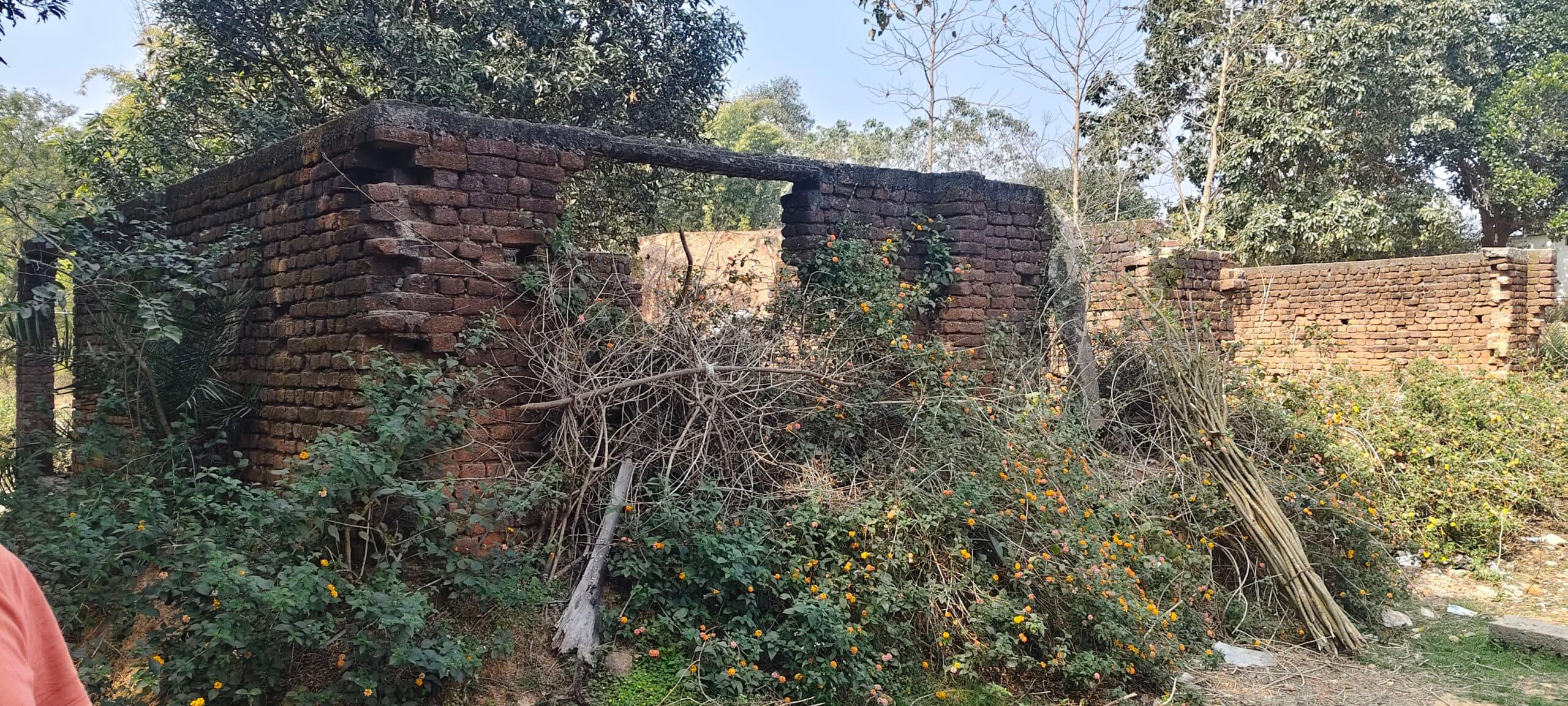 Giridih News: बगैर भवन निर्माण किए निकाल ली राशि, एक दशक बाद भी अधूरा है भवन