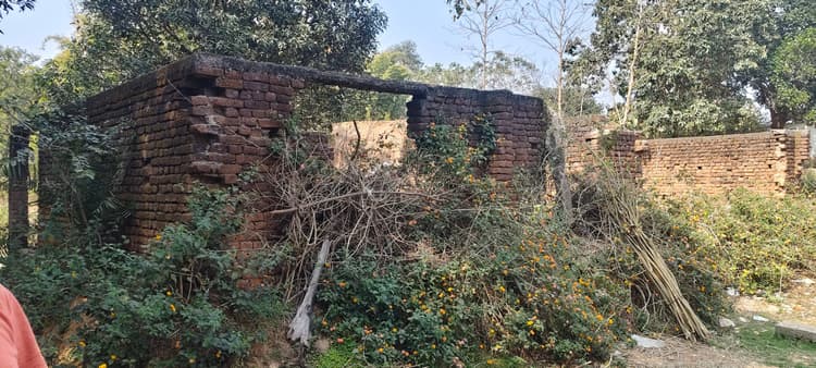 Giridih News: बगैर भवन निर्माण किए निकाल ली राशि, एक दशक बाद भी अधूरा है भवन