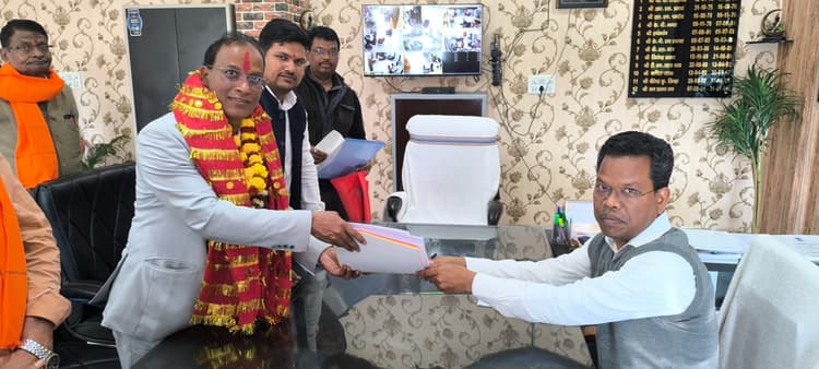 Giridih News: नगर निगम चुनाव : मेयर पद के लिए चार व वार्ड पार्षद पद के लिए 118 ने किया नामांकन