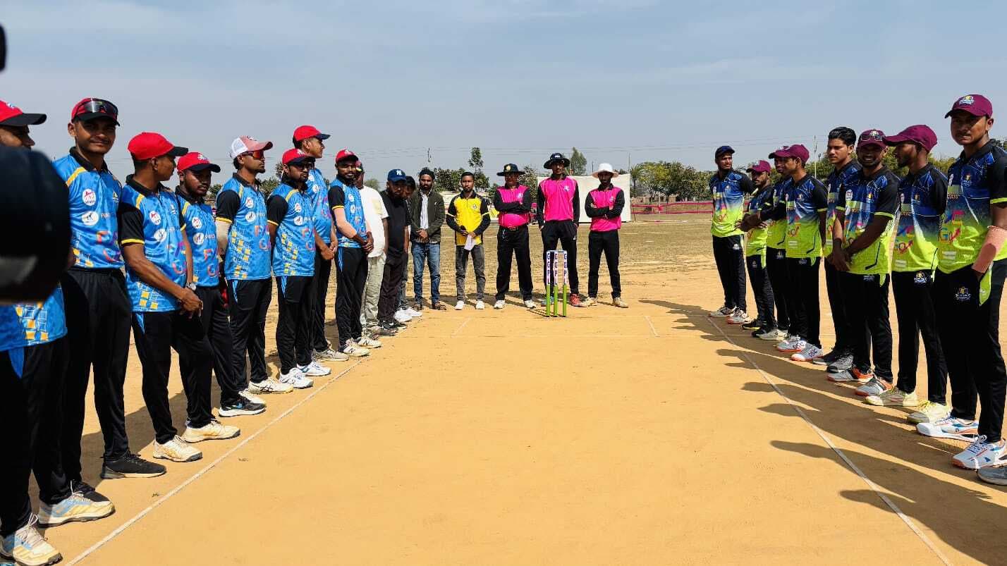 Giridih News: गिरिडीह गली प्रीमियर लीग में खिलाड़ी कर रहे प्रतिभा का प्रदर्शन