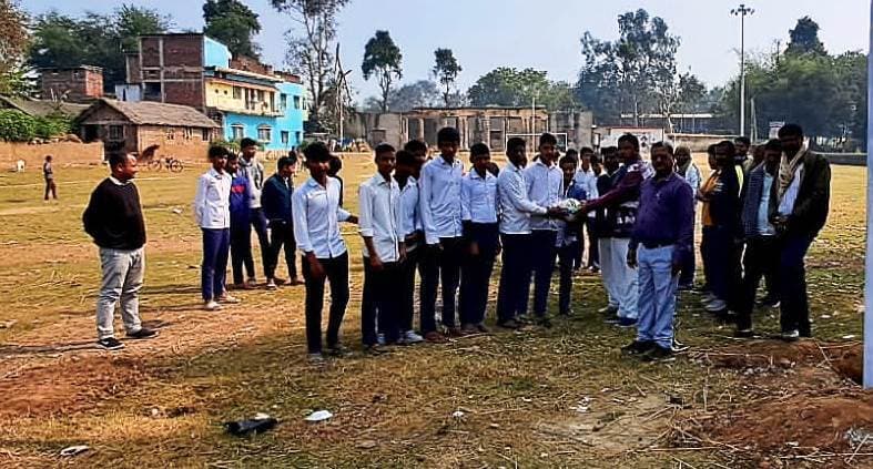 विद्यालय मैदान में गोल पोस्ट का निर्माण, छात्रों को भेंट किया फुटबॉल