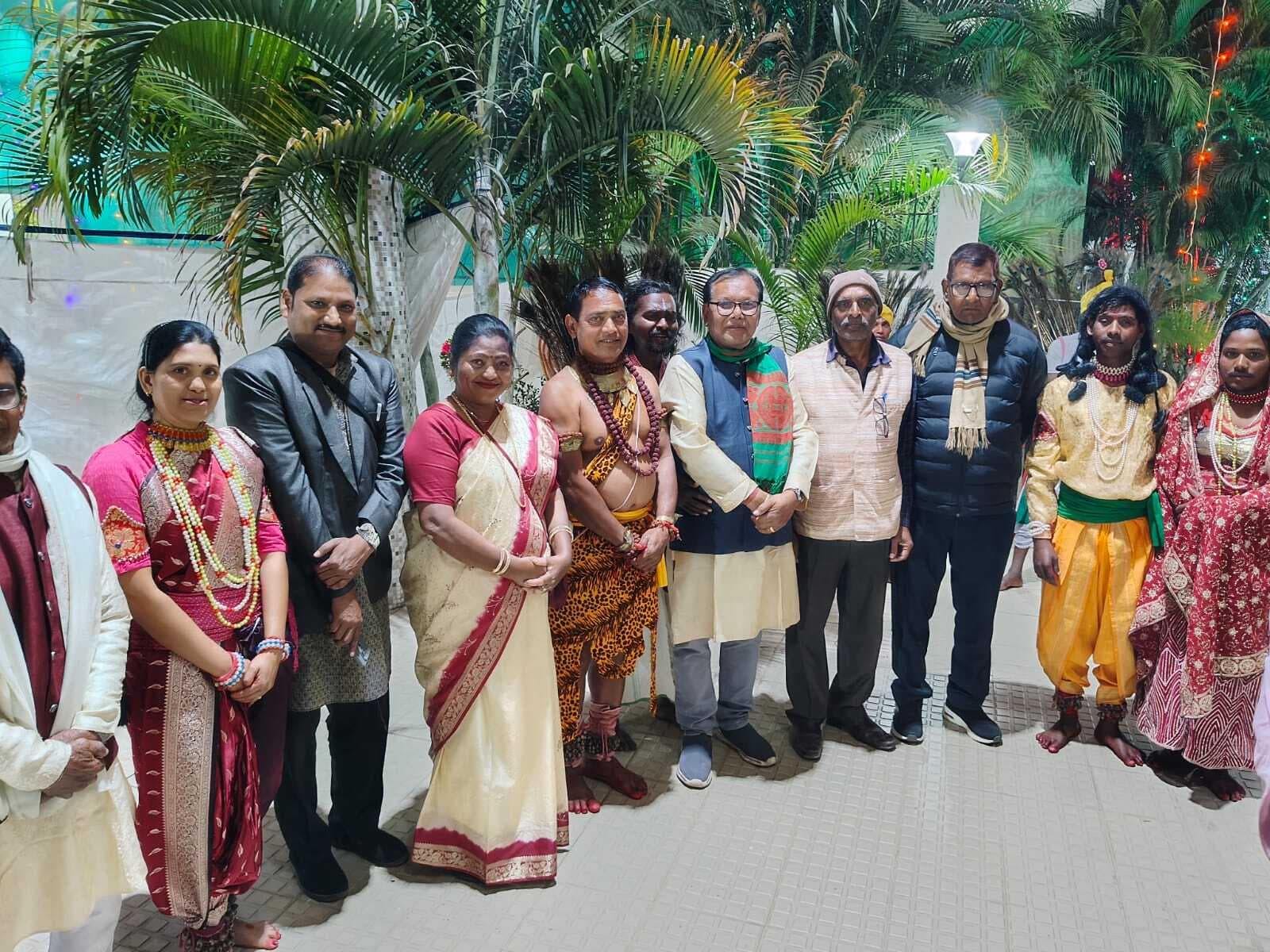 Seraikela Kharsawan News : कलाकारों ने बिखेरी छऊ की सतरंगी छटा