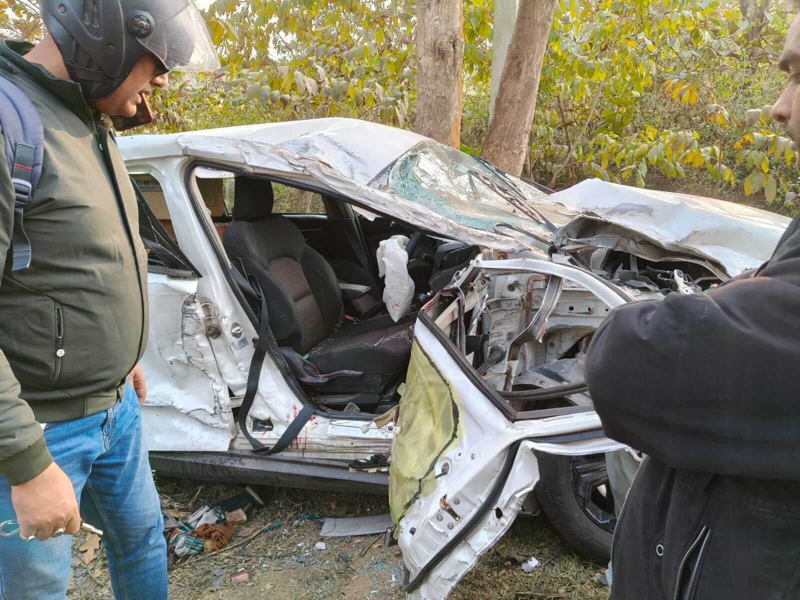 East Singhbhum News : जादूगोड़ा में हाइवा व कार में भिड़ंत, तीन गंभीर