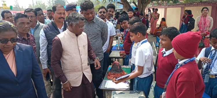 East Singhbhum News : ‘जल ही जीवन है’ विषय पर बने मॉडलों को मिली सराहना