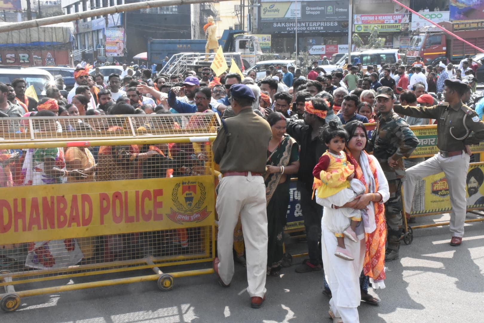 Dhanbad News: नामांकन बना शक्ति प्रदर्शन का जरिया, थमी शहर की रफ्तार