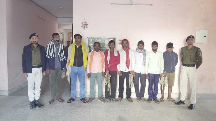 एक तस्कर व सात शराबी गिरफ्तार