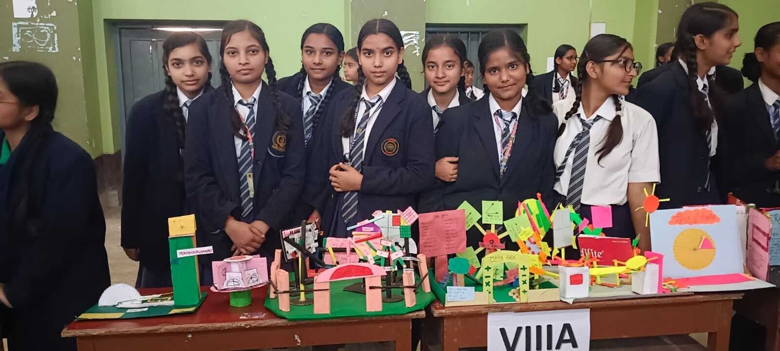 बालिका विद्यापीठ में बच्चों ने किया गणित के प्रोजेक्ट का प्रदर्शन