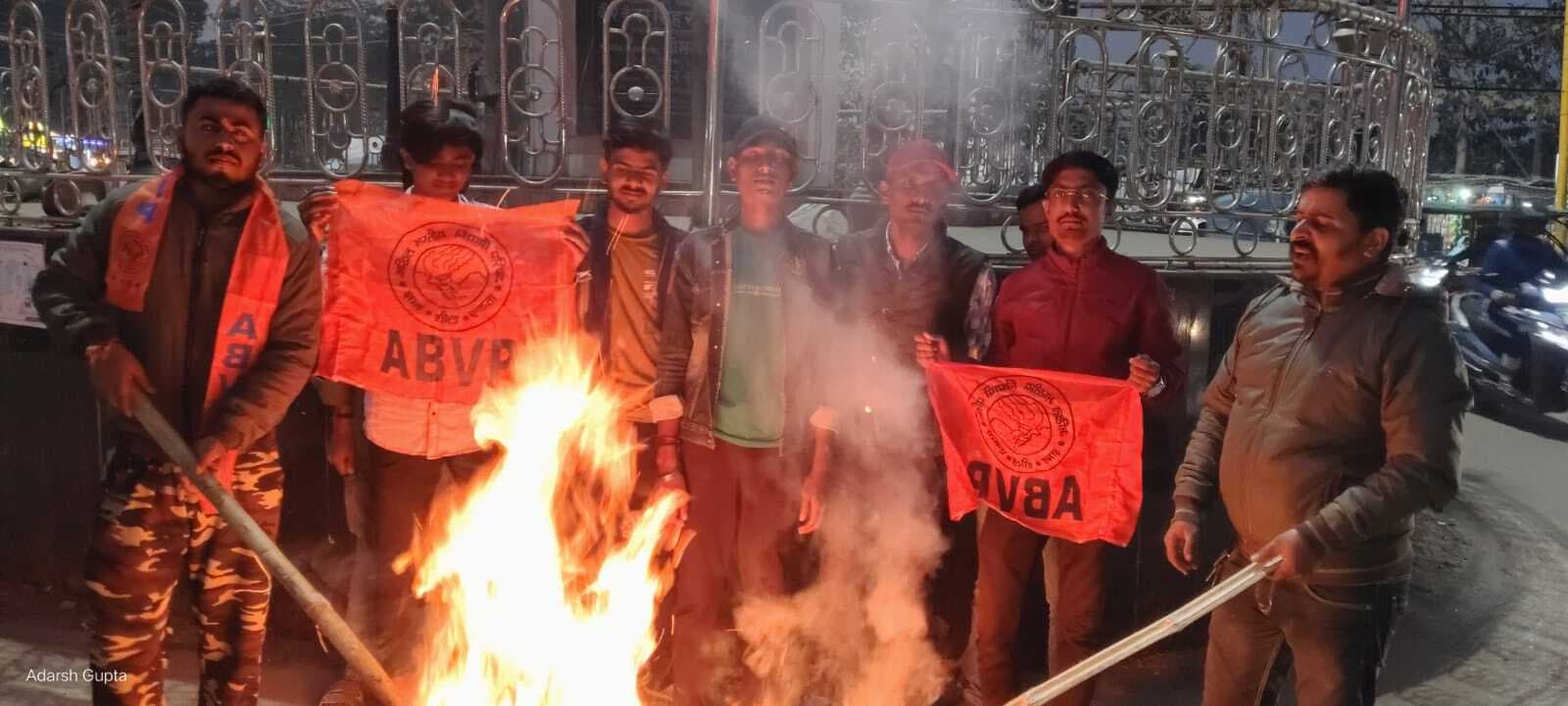 अभाविप नगर इकाई ने कुलपति व कुलसचिव का फूंका पुतला