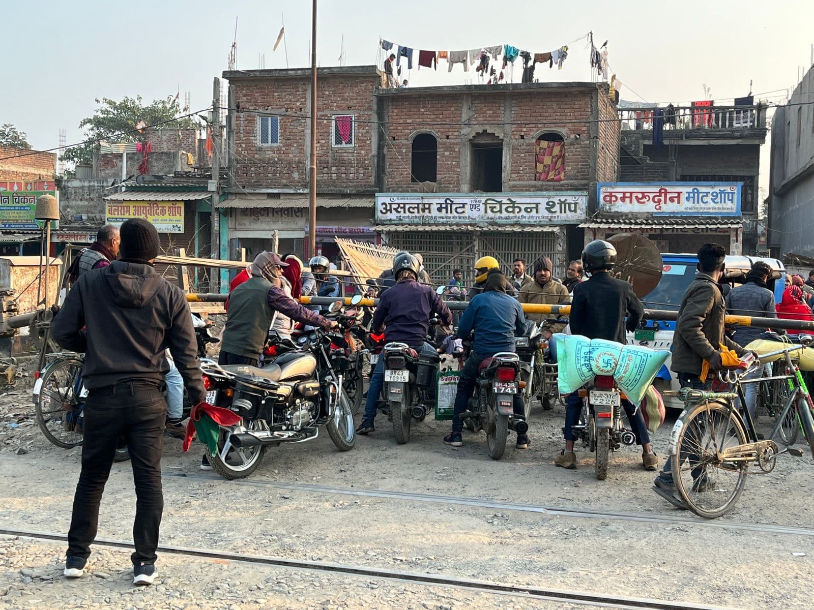 धीमी गति से हो रहा है ओवरब्रिज निर्माण, फाटक पार करने में हो रही परेशानी