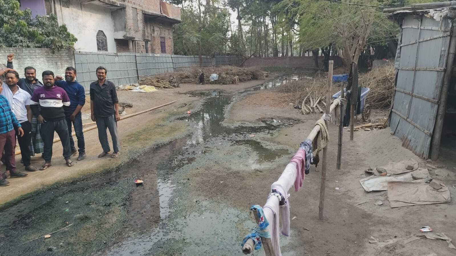 नाले की बदहाली से त्रस्त लोगों ने नपं के खिलाफ किया हंगामा