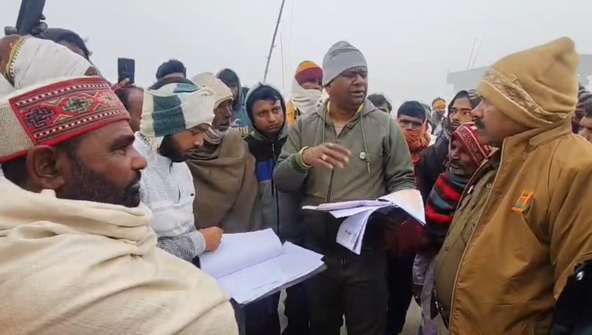 भूदान के पर्चाधारियों ने जमीन पर दखल कब्जा दिलाने की मांग को लेकर एसएच जाम कर किया प्रदर्शन