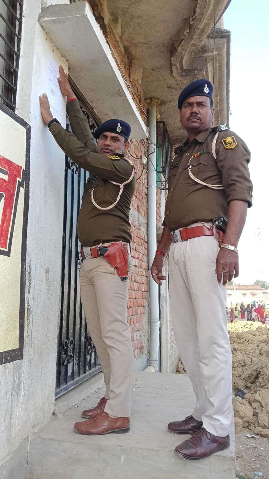 दहेज हत्या के मामले में फरार चल रहे अभियुक्त के घर चिपकाया इश्तेहार