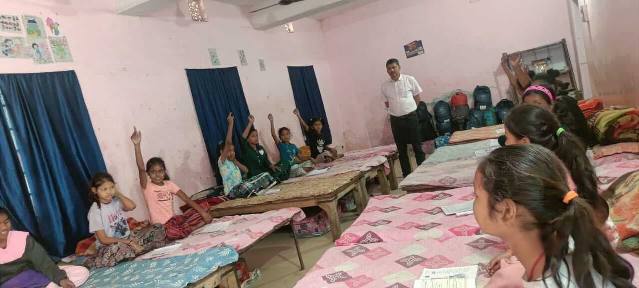 कस्तूरबा गांधी बालिका आवासीय विद्यालय का डीइओ ने किया निरीक्षण, भोजन से लेकर स्वच्छता तक मिली कई खामियां