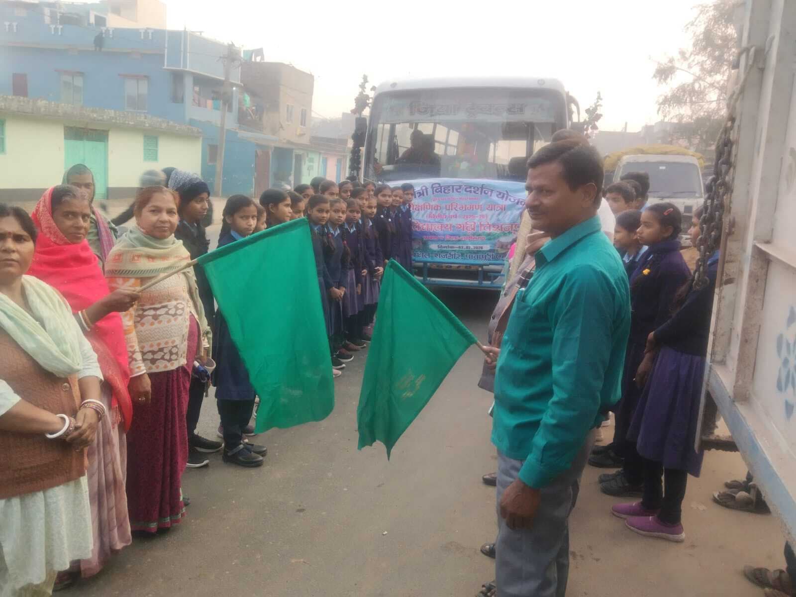 स्कूली बच्चे शैक्षणिक परिभ्रमण के लिए हुए रवाना